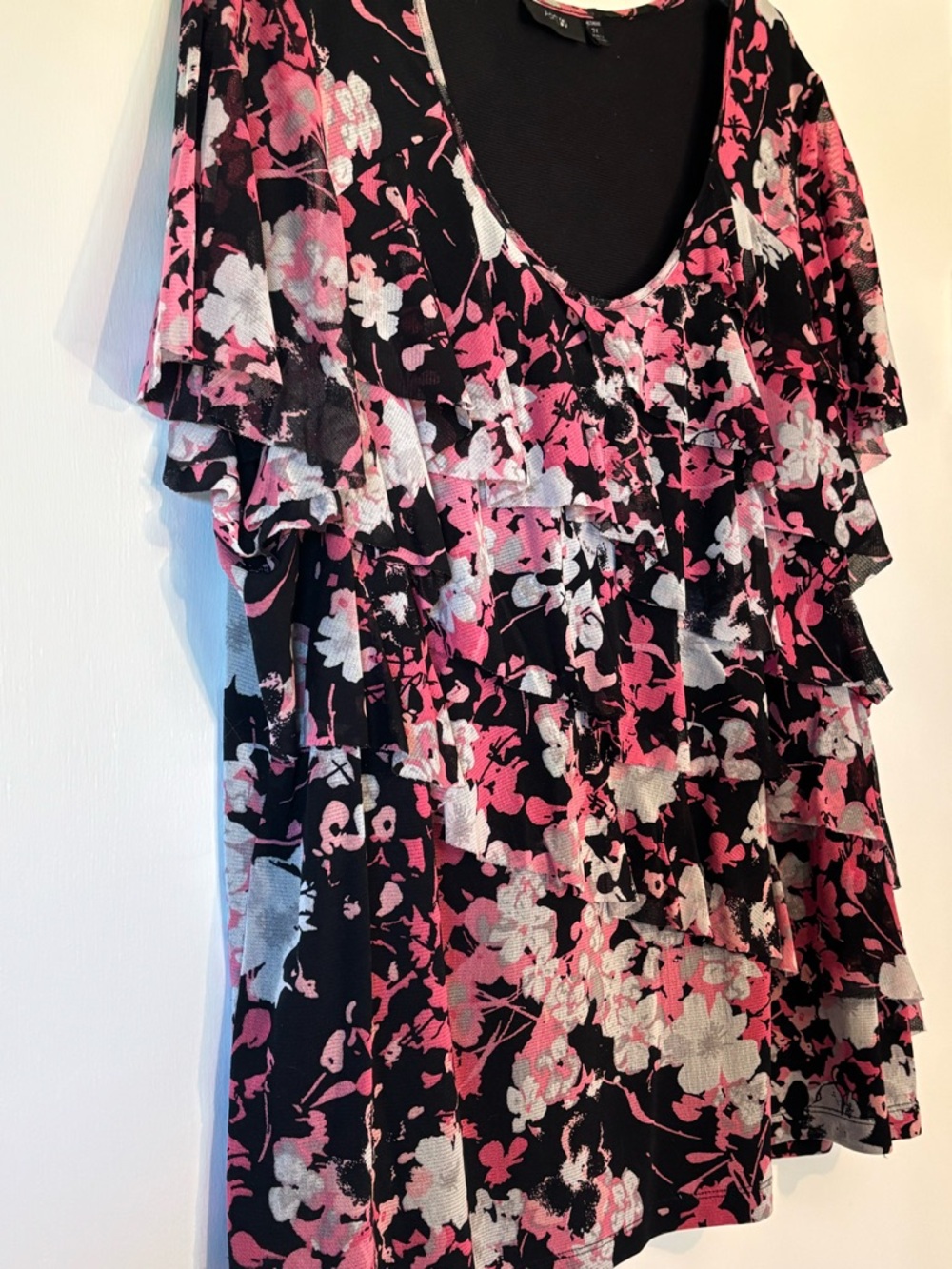 Apt. 9 Black Pink & White Floral V-Neck, Short Sleeve Blouse w/Diagonal Ruffles